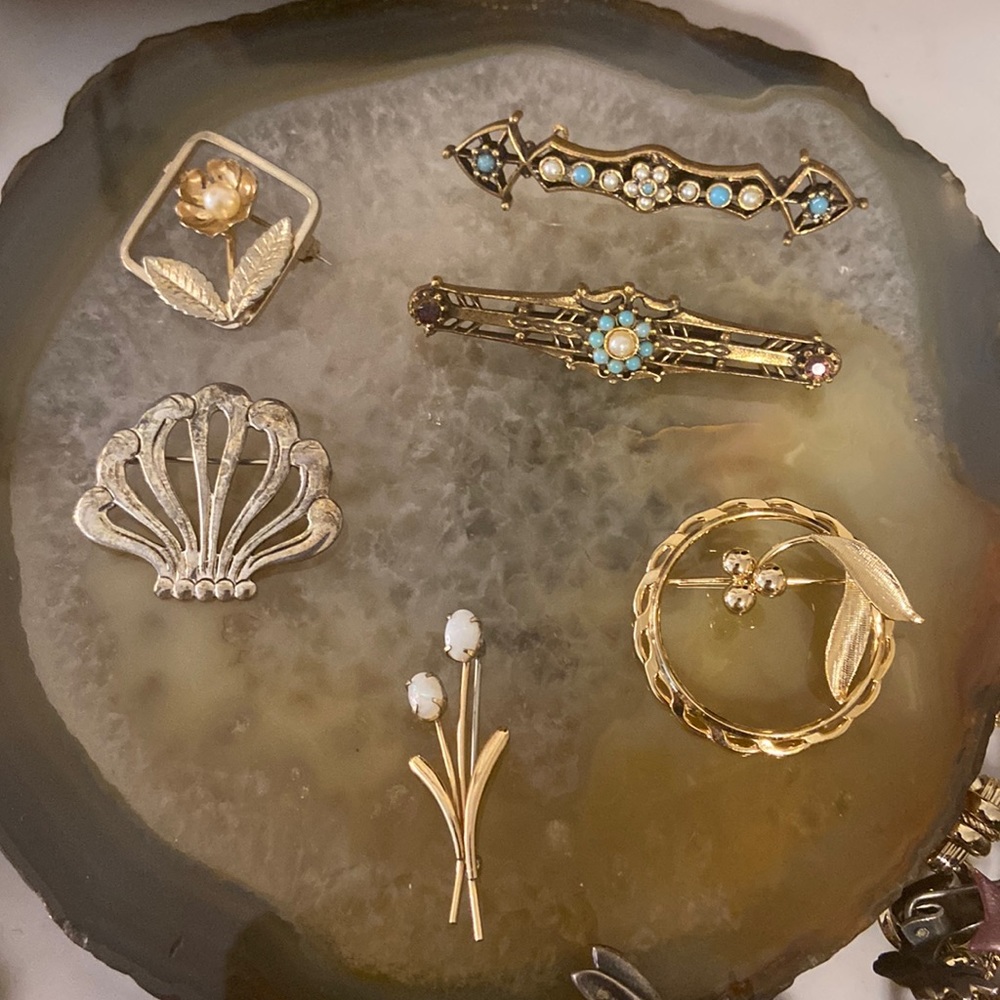 Pick only2 left! Very Vintage Brooch’s price for each - Picture 4 of 15